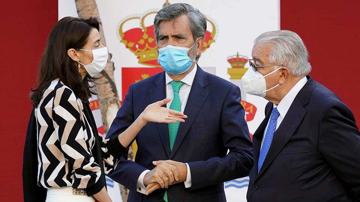 La ministra de Justicia Pilar Llop , el presidente del Tribunal Supremo Carlos Lesmes  y el presidente del Tribunal Constiucional Juan José González Rivas  asisten al desfile militar del 12 de Octubre en Madrid.