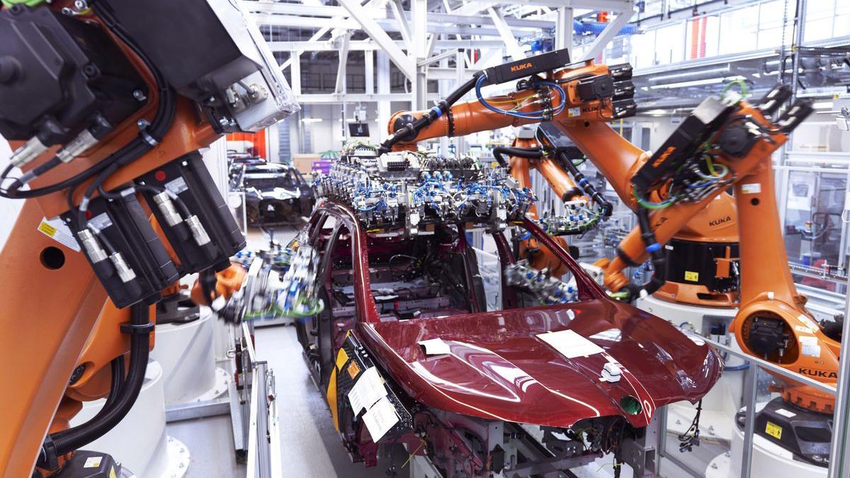 Robots industriales en una fábrica de coches.