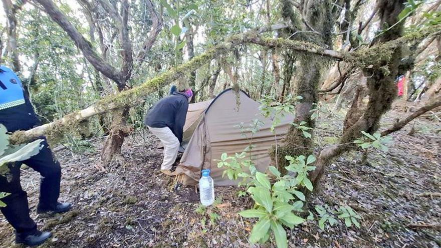 Desalojan a un grupo de turistas acampados en una zona protegida en Tenerife