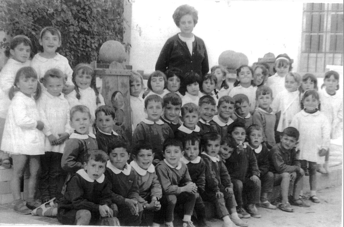 El autor, en la primera fila, cuarto por la izquierda, en la escuela de parvulitos de Canillas de Aceituno en 1966.