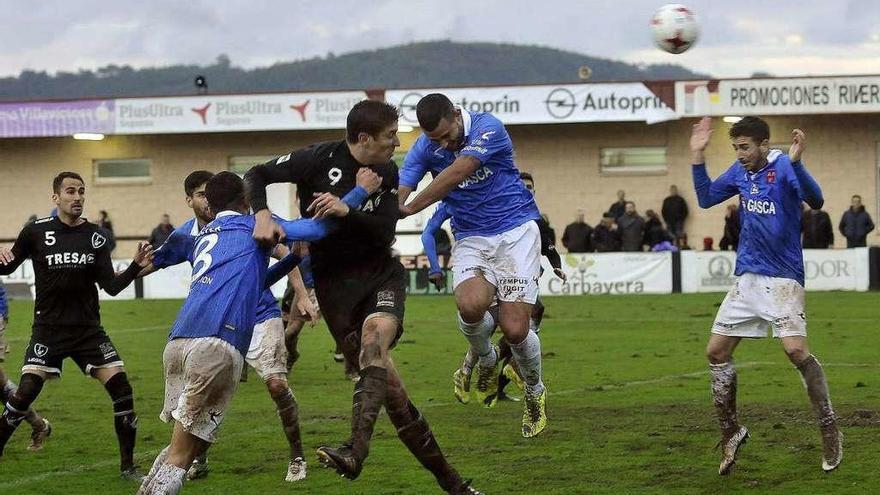 Montero cabecea ante la oposición de varios jugadores del Barakaldo y la mirada de su compañero Álex Blanco, durante el partido de ayer en Les Caleyes.