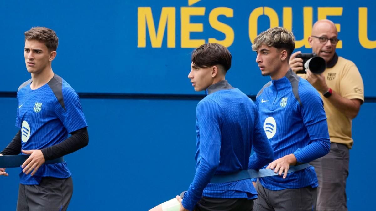 Gavi y los primos Guille y Toni en un entrenamiento del primer equipo