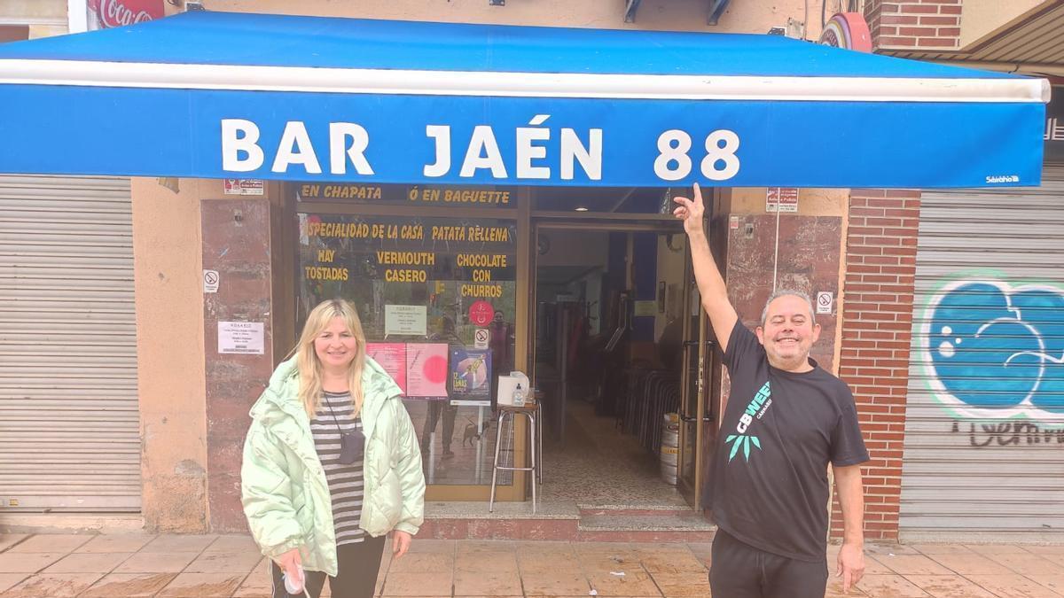 María Vicenta Lapuente y Jose María Algarante, dueños del Jaén 88, celebran el premio de la lotería nacional.