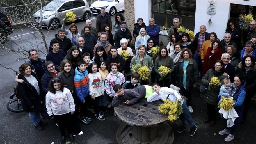 Vecinos de Baldornón, con Anna y Oksana, delante de Casa Rubiera. | Juan Plaza