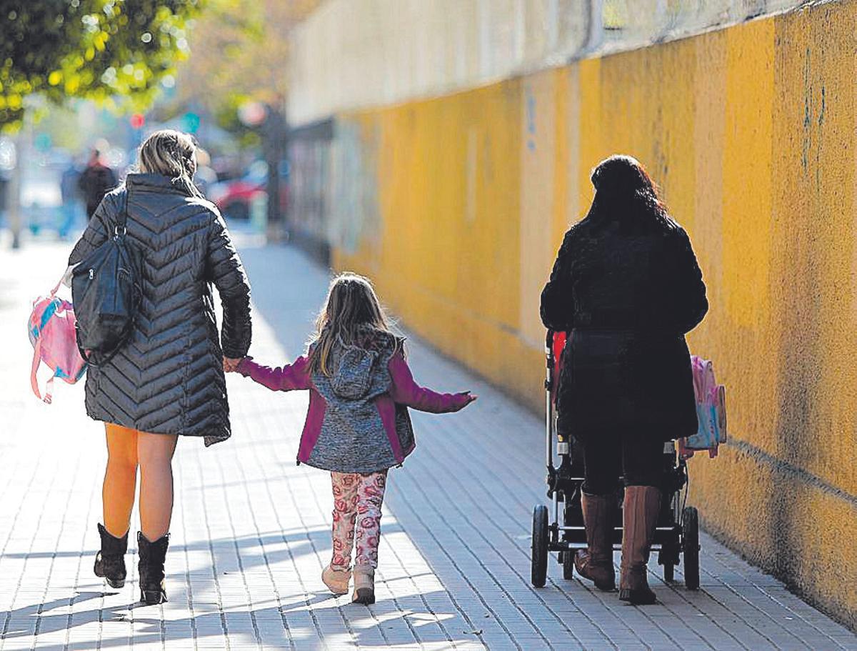 Una familia a la salida del colegios, en València