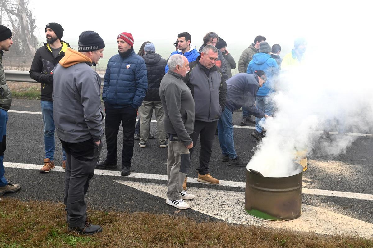 Agricultores catalanes protestan en Fondarella, en el Pla dUrgell (Lleida)