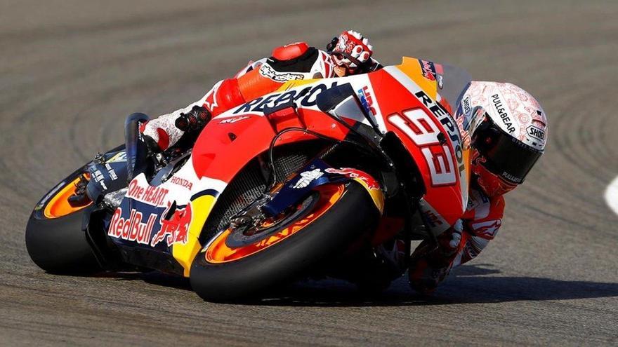 Márquez lidera un grupo de 17 pilotos metidos en el mismo segundo