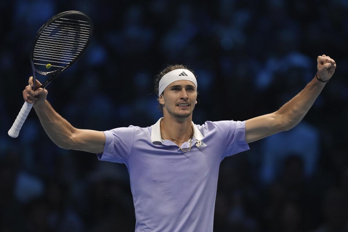 Zverev celebra su victoria contra Alcaraz en las ATP Finals.