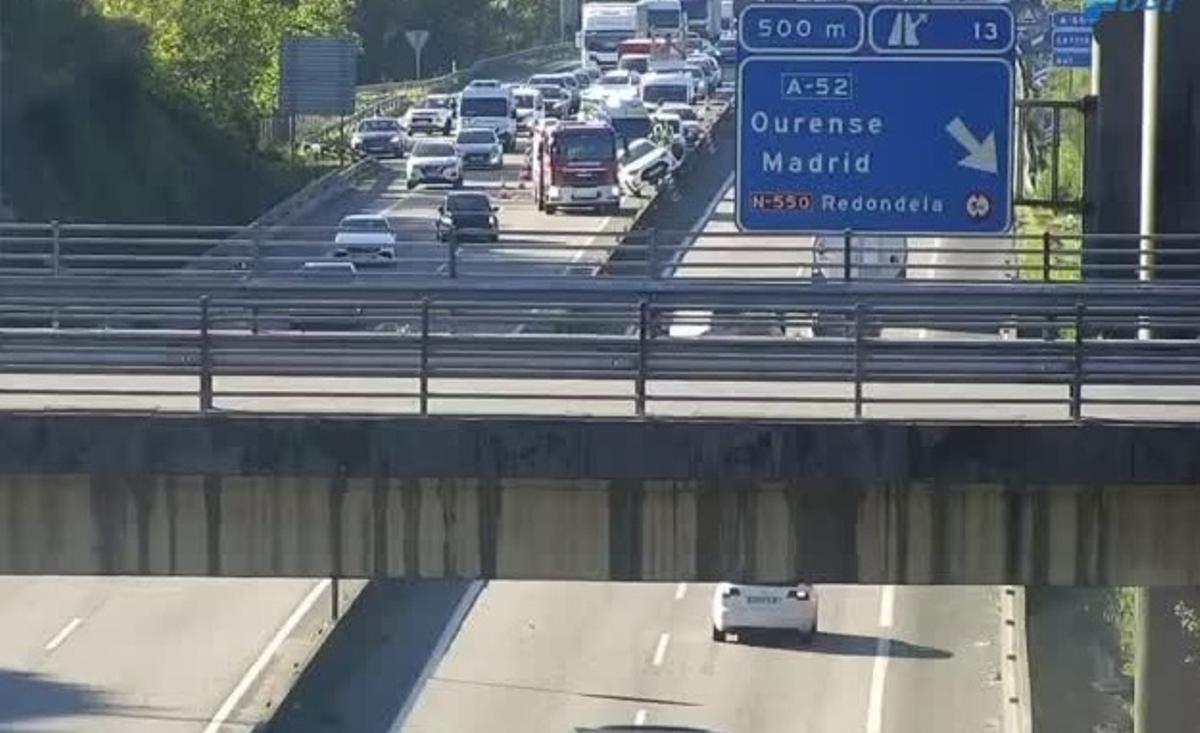 Uno de los coches implicados acabó encima de la mediana.