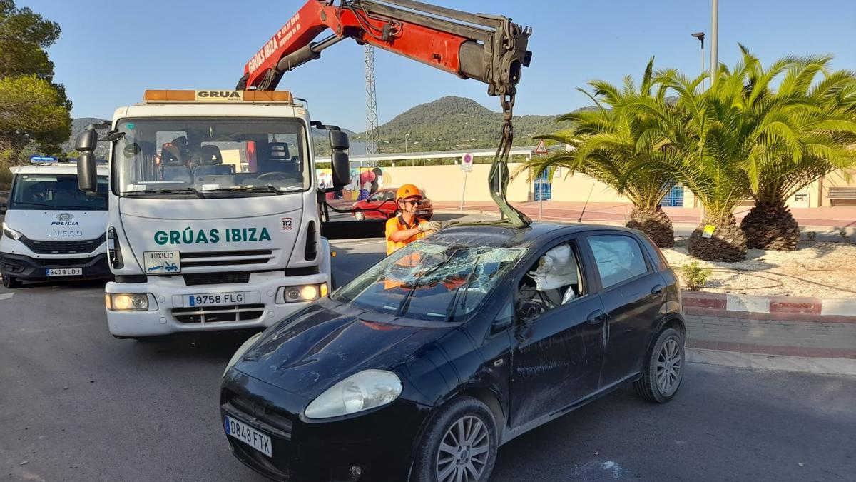 El coche, siendo retirado por Grúas Ibiza