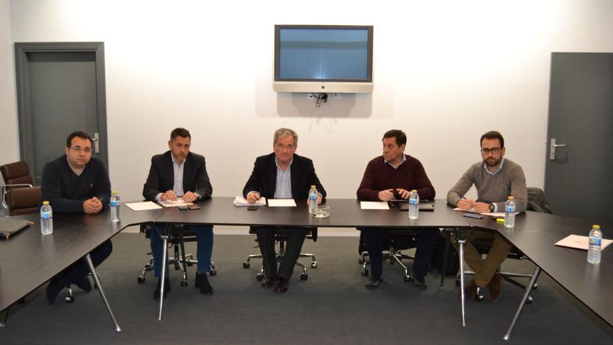 Miguel Martínez, Víctor Alonso, Guillermo Martínez Abarca, Romeo Cotorruelo y Enrique López, ayer en la reunión.