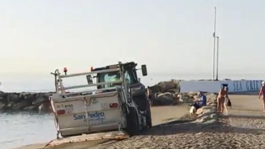 Una máquina de la Tenencia de San Pedro en una playa de Marbella.