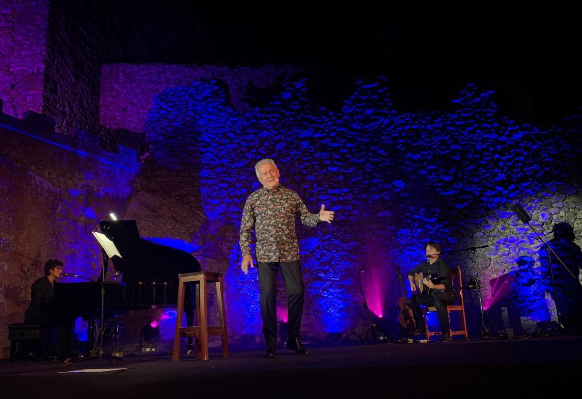 Víctor Manuel en concierto, en el castillo de Montánchez.
