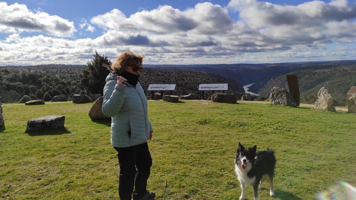 Ana Pose con su perra Arvi en el mirador de Las Barancas, en Fariza. | Cedida