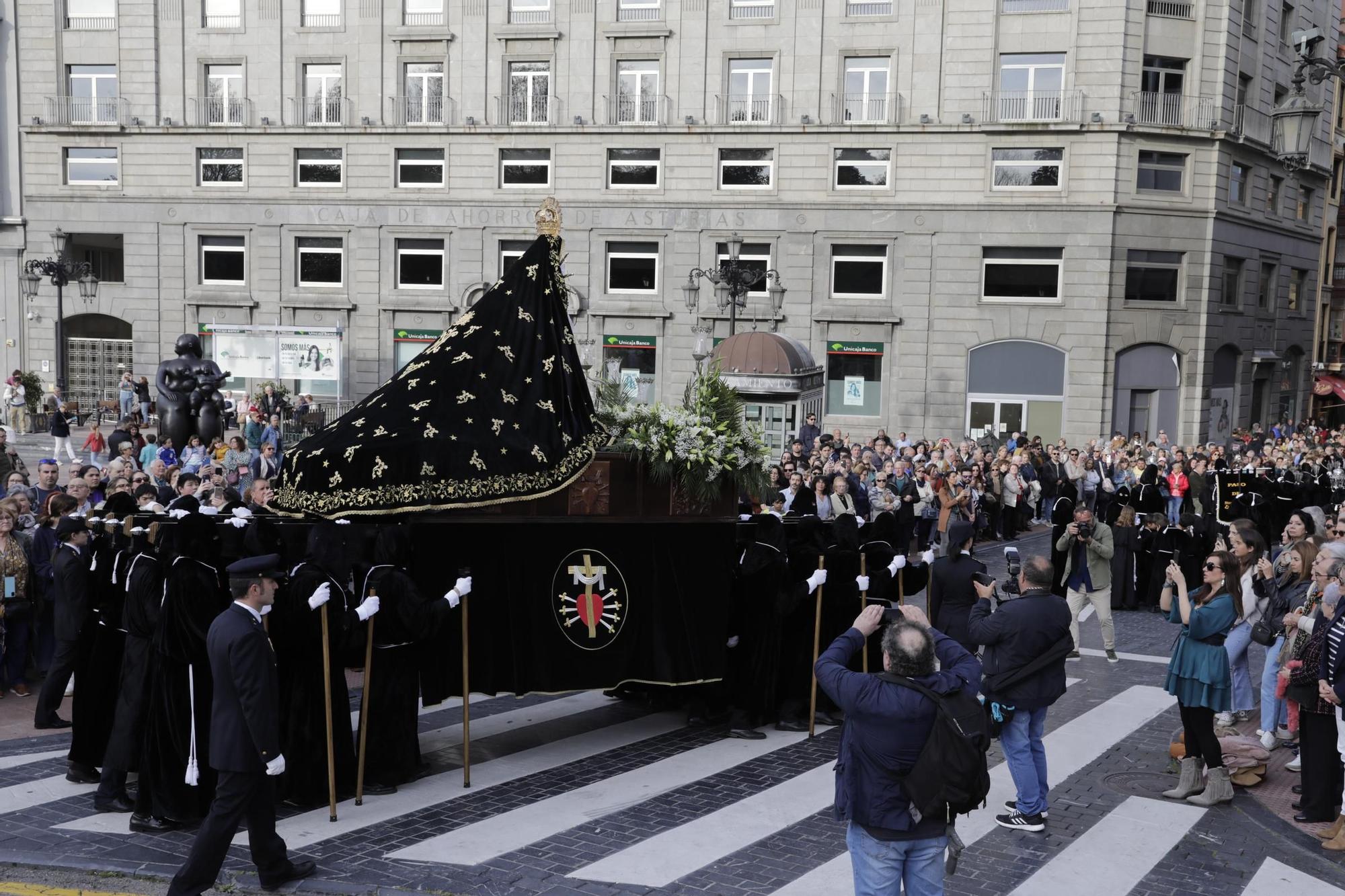 La procesión intergeneracional del Santo Entierro emociona Oviedo