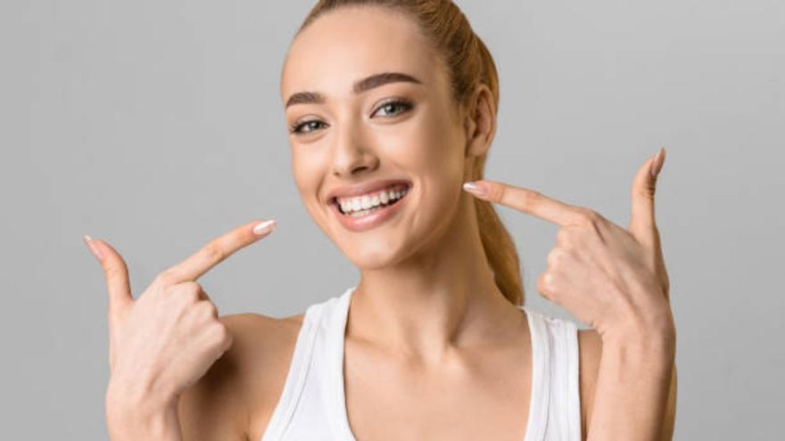 Los siete alimentos que te ayudarán a blanquear tus dientes de forma natural y sin gastarte un dineral en el dentista