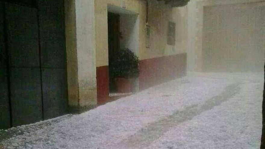 El granizo y la lluvia causan graves daños en la comarca