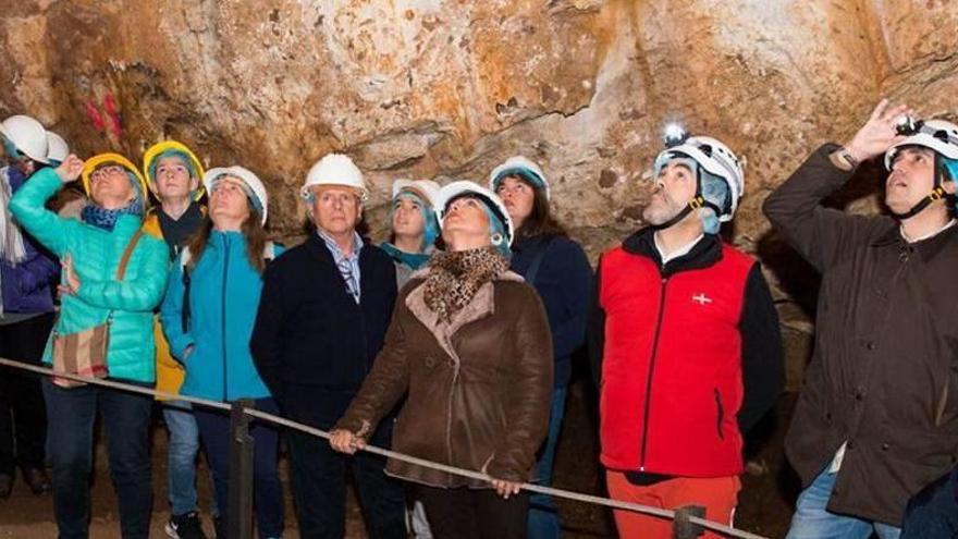 Visita de las autoridades ayer a la Cueva Victoria.