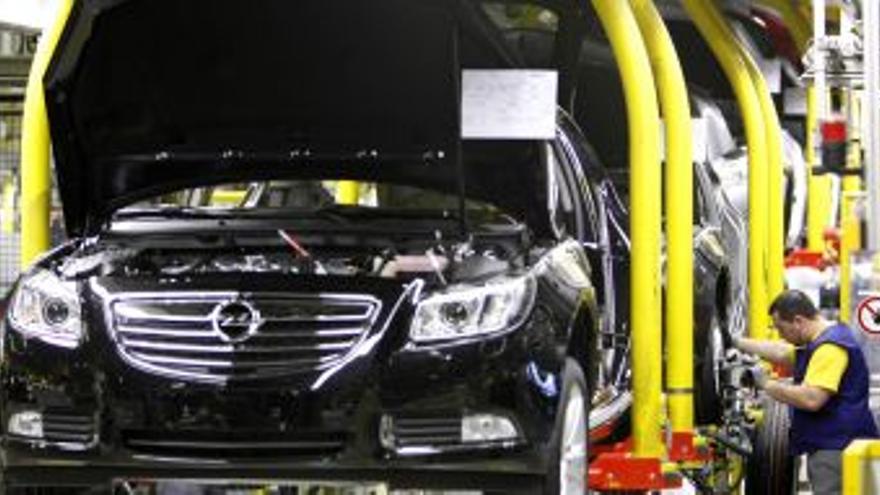 El plan de Magna supondría el despido de unos 800 trabajadores de auxiliares de Opel España