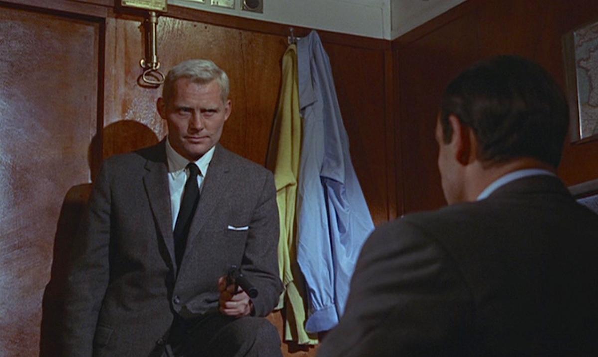 Red Grant (Robert Shaw), de cháchara con 007.