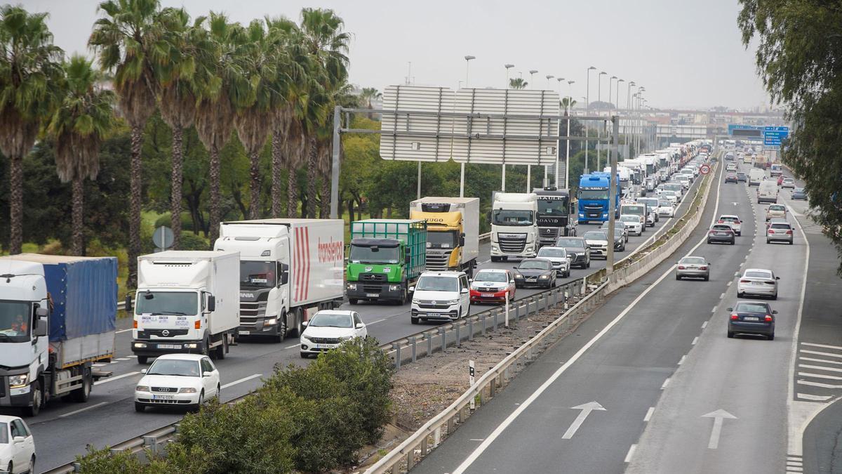 Archivo - Una gran cantidad de camiones han realizado una marcha lenta por la carretera S-30, como señal de protesta por sus malas condiciones laborales a 17 de marzo del 2022 en Sevilla (Andalucía, España)