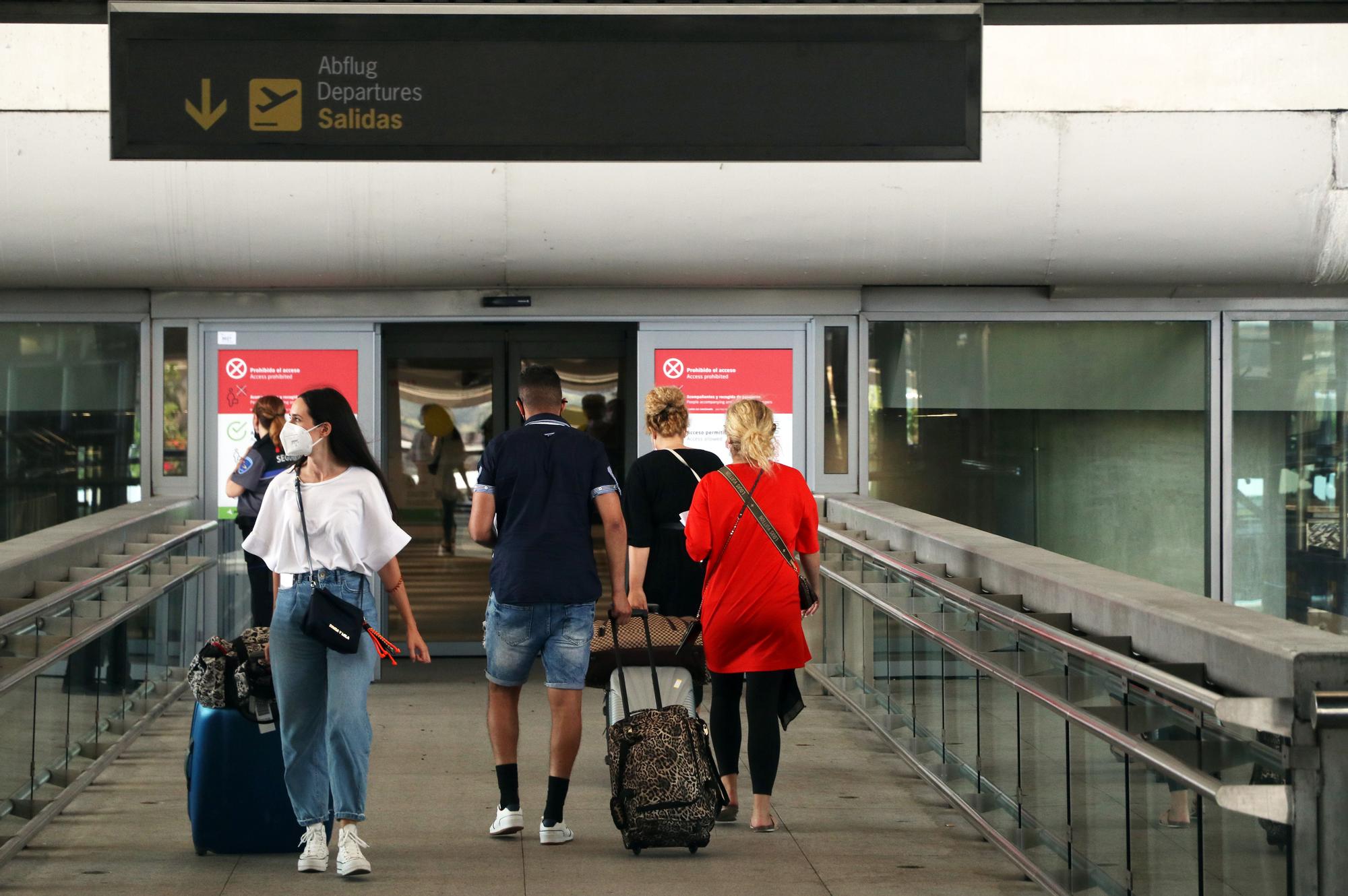 Llegada de turistas al aeropuerto de Málaga, el primer día de las vacaciones de verano de 2021