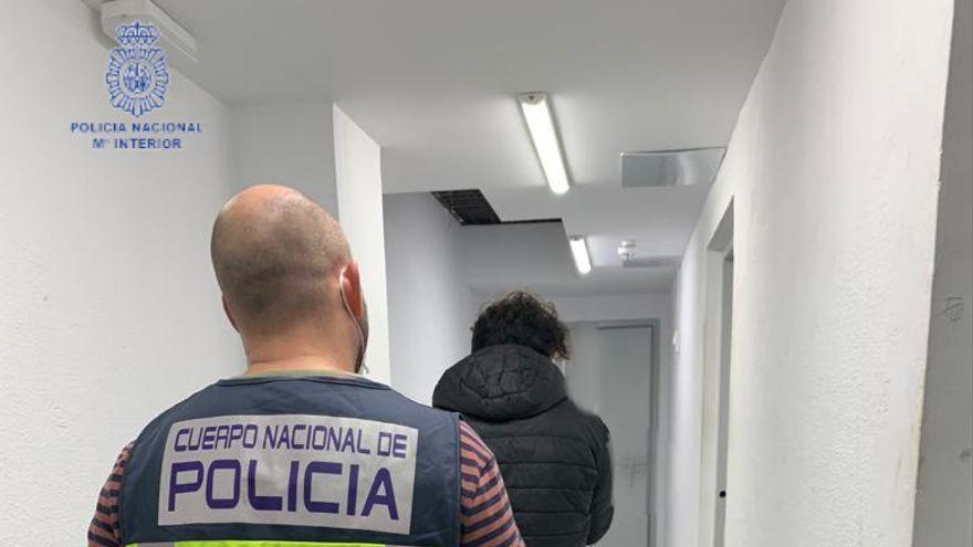 Un agente custodia al detenido en la Jefatura de Policía de Palma.