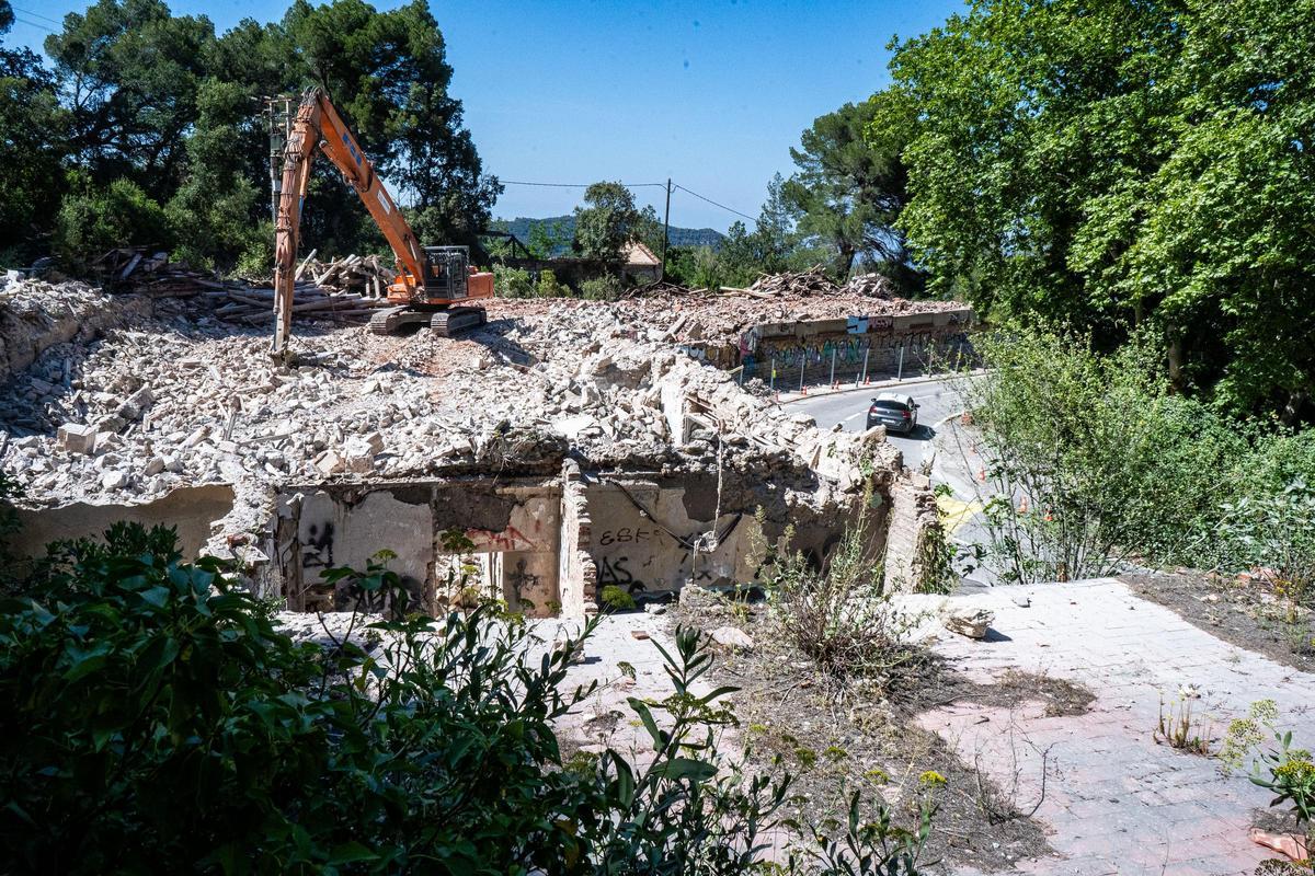 Treballs d'enderroc de l'antic hotel, el juliol del 2024