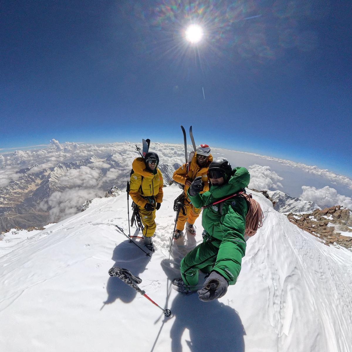 David Göttler, Tiphaine Duperier y Boris Langestein en la cima del Nanga Parbat.