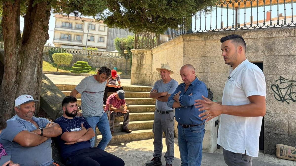 Alberte Lamazares y Manuel García Deza, con trabajadores municipales.