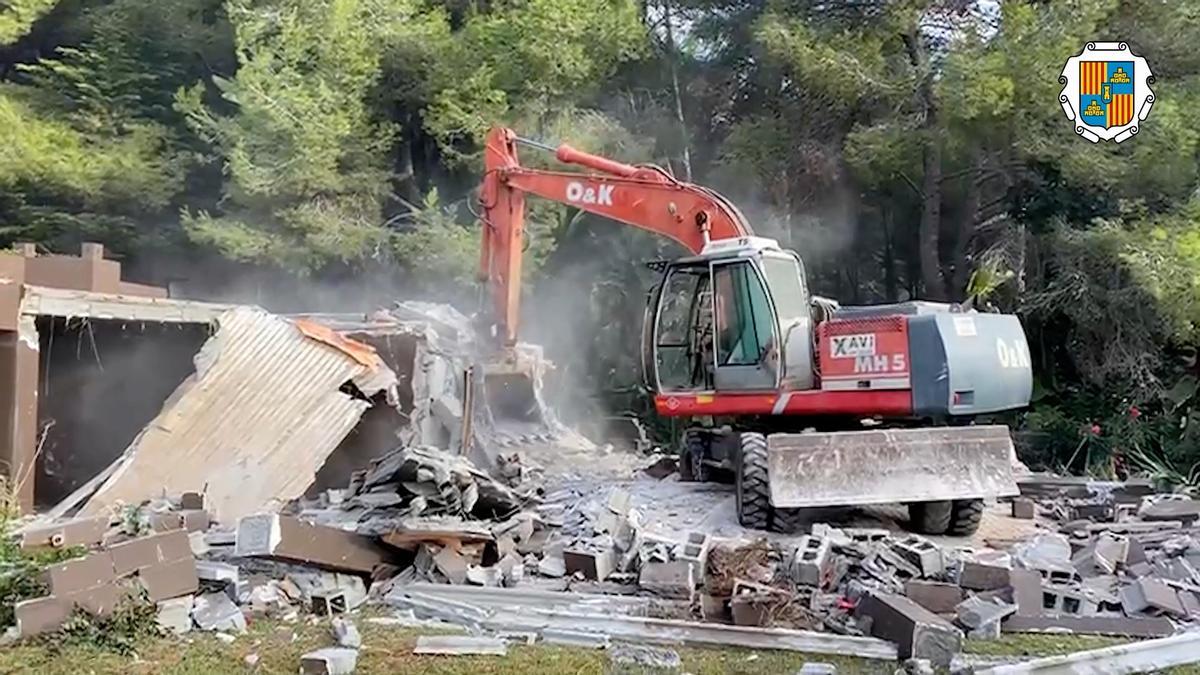 Continúan los trabajos de derribo en Casa Lola en Ibiza