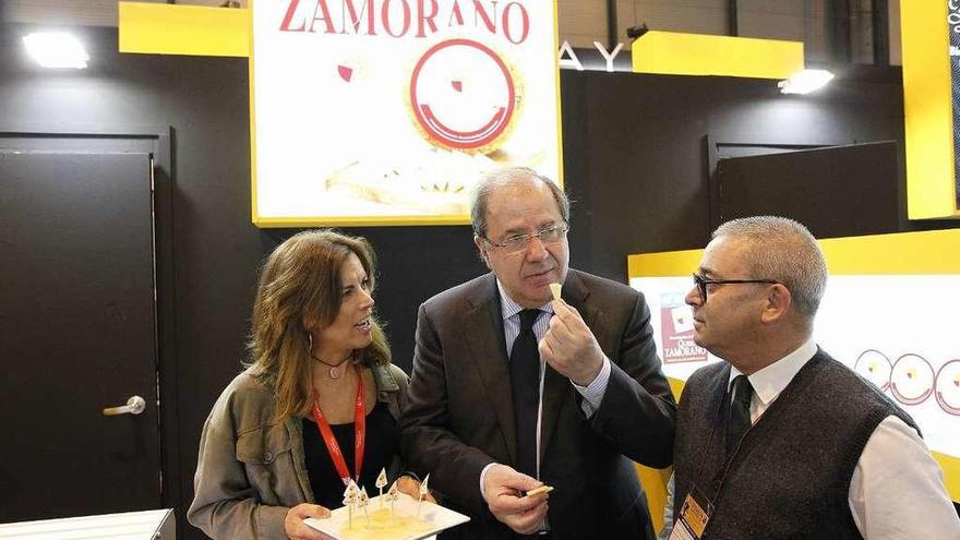 El presidente de la Junta, Juan Vicente Herrera, prueba el queso zamorano en el estand de Castilla y León