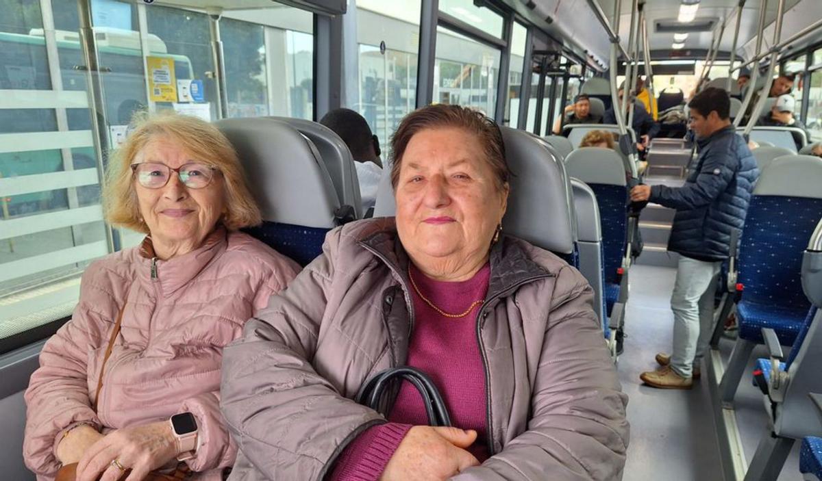 Juliana Burgos y Antònia Font, en el bus camino de Santa Eulària. | D.V.