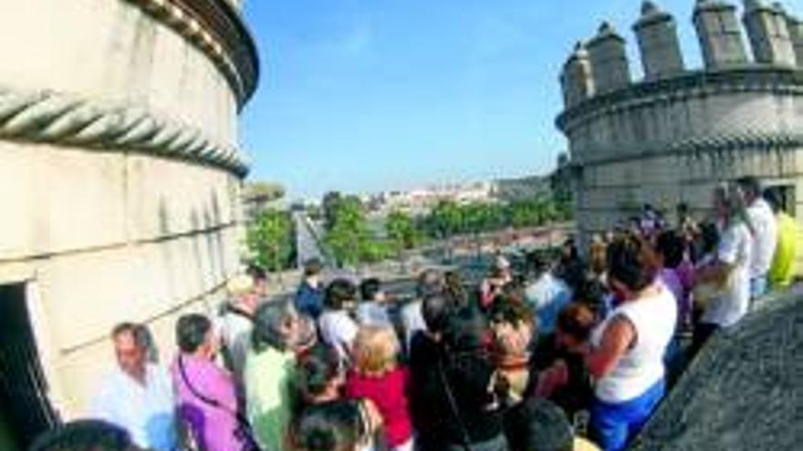 Setenta personas participan en una visita guiada a monumentos de la ciudad organizada por el Citav