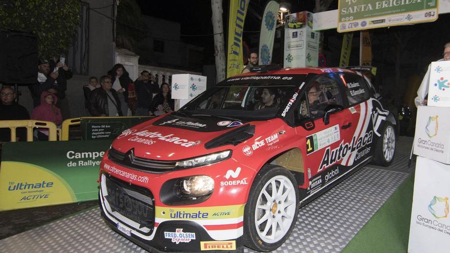 Miguel Suárez y Eduardo González antes de tomar la salida en el Rally Villa de Santa Brígida.