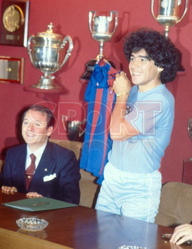 Muere Diego Armando Maradona por un paro cardiaco a los 60 años. Josep Lluís Núñez y Diego Armando Maradona en la firma del contrato de Maradona con el FC Barcelona el 4 de junio de 1982 en el Camp Nou.