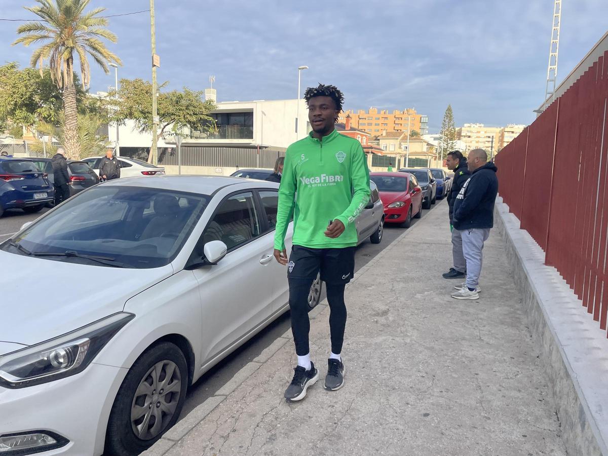 John Chetauya llegaba esta mañana al entrenamiento del Elche CF