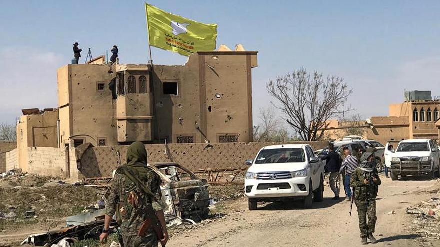 La bandera de las FSD ondea en Baghouz.