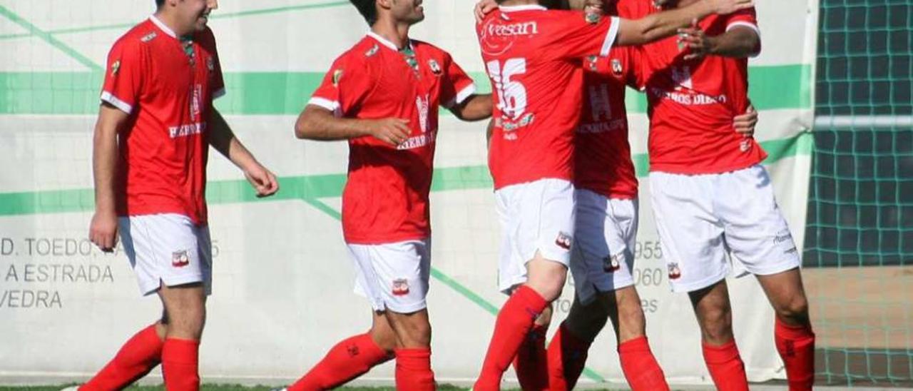 Los rojillos celebran un gol logrado esta temporada en el Municipal de A Estrada. // Bernabé