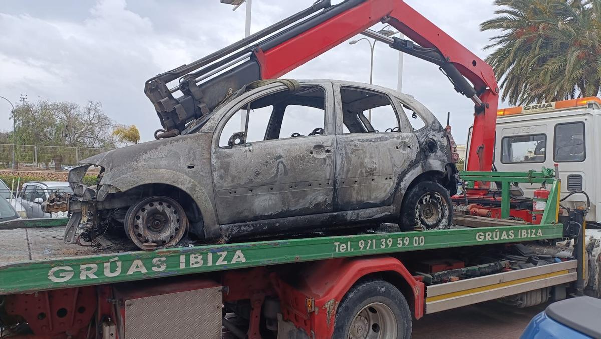 Una imagen del coche que ha ardido.