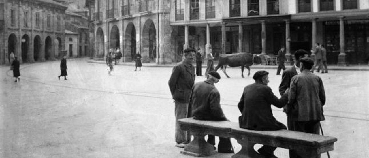 el parche, siempre tan concurrido. El pintor Ramón Rodríguez, estudioso de los artistas avilesinos, destaca a José Espolita como &quot;un fotógrafo más interesado por los escenarios que por las personas&quot;. La plaza de España, que sale en la imagen superior, refleja una ciudad imbuida en la tracción animal. Los edificios de la derecha fueron consumidos por las llamas.