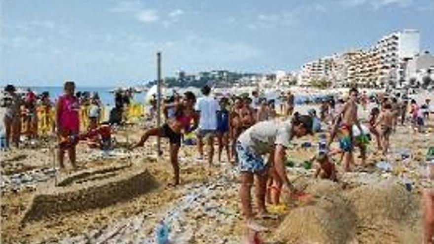 Petits i grans fan castells de sorra a Sant Antoni