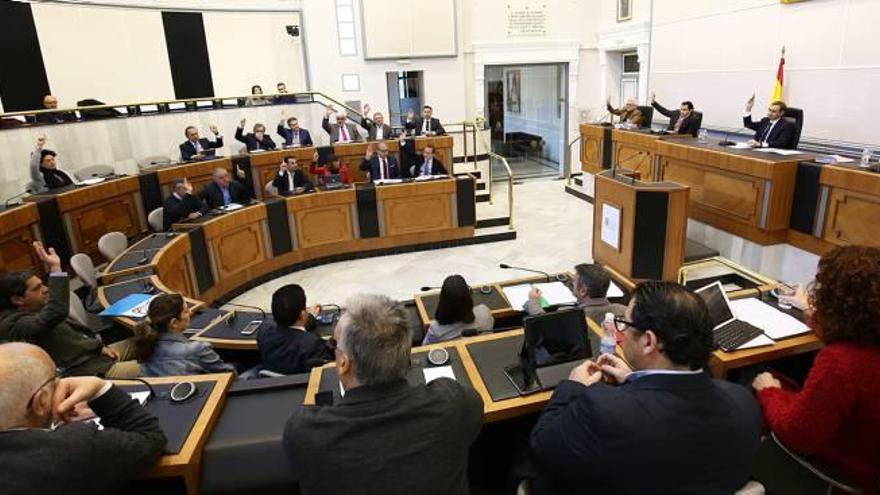 Una imagen del pleno de ayer en la Diputación de Alicante.