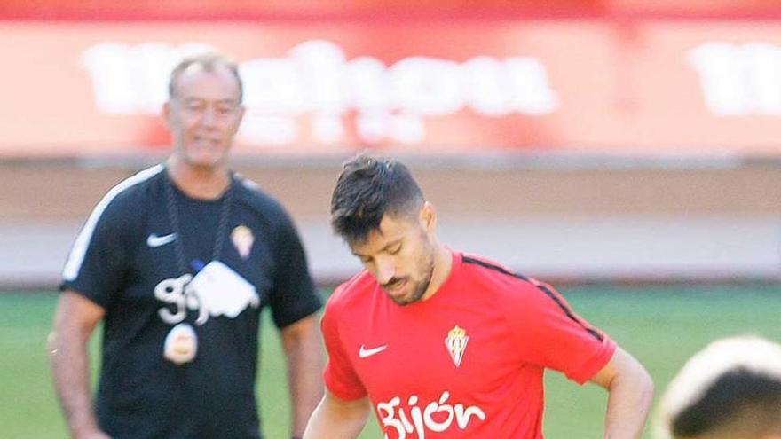 Roberto Canella, controlando un balón en el entrenamiento de ayer.