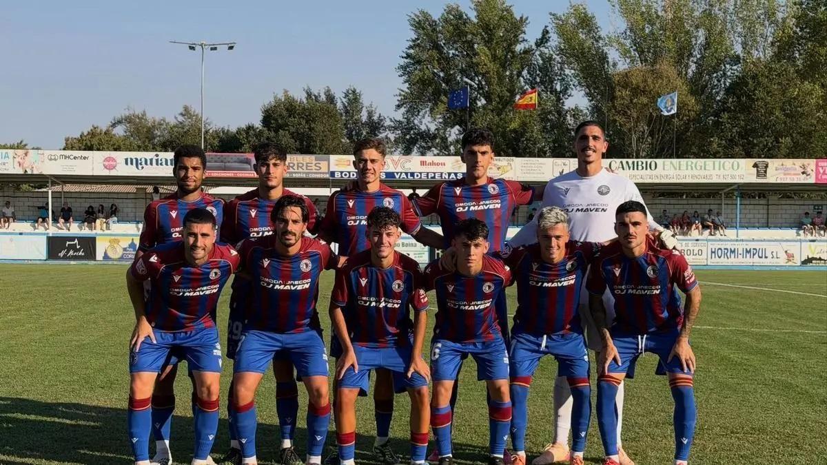 Equipo titular del Extremadura en uno de los amistosos.