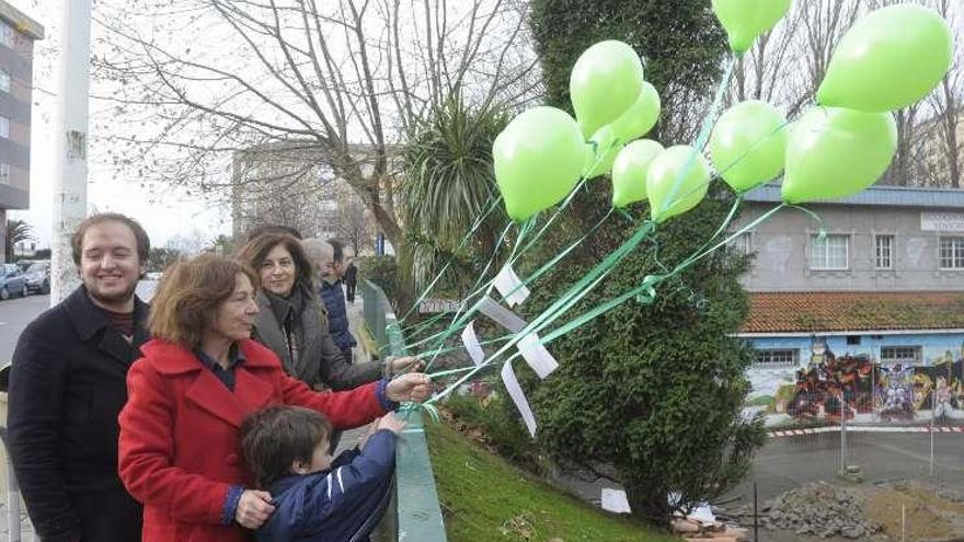 El PSOE coloca globos verdes donde el Concello tala árboles en O Ventorrillo