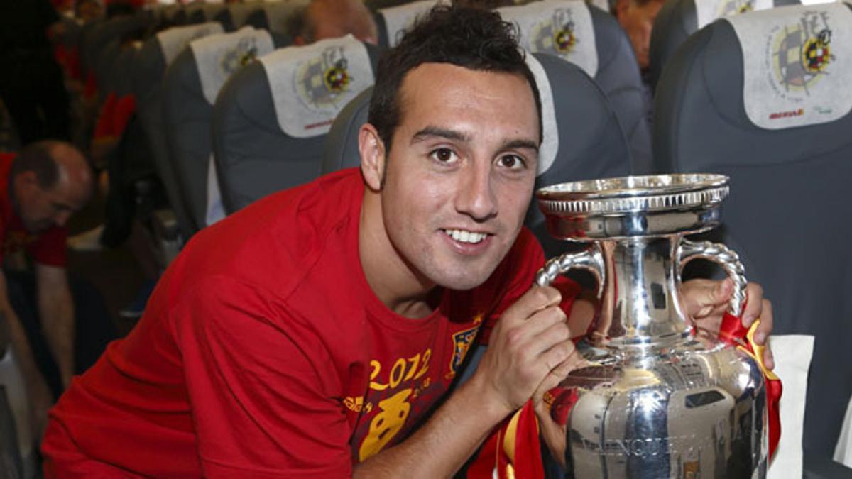 Santi Cazorla, con el trofeo de la Eurocopa