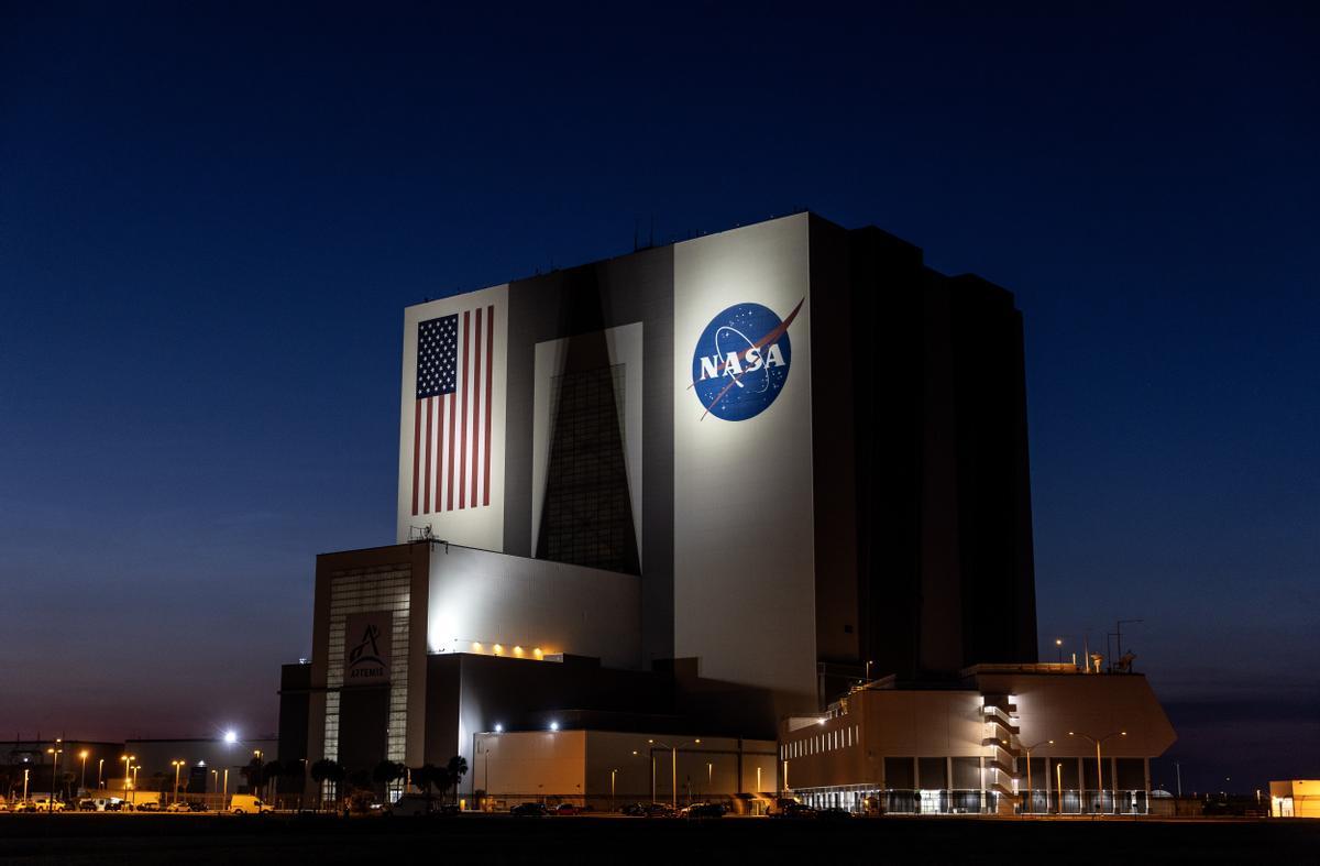 Titusville (Usa), 06/05/2024.- A view of the NASA's Vehicle Assembly Building at Kennedy Space Center in Cape Canaveral, Florida, USA, 06 May 2024. The Boeing Crew Flight Test mission carrying astronauts for the first time was scrubbed less than two hours before liftoff. EFE/EPA/CRISTOBAL HERRERA-ULASHKEVICH. ESTACIÓN INTERNACIONAL DE CABO CAÑAVERAL