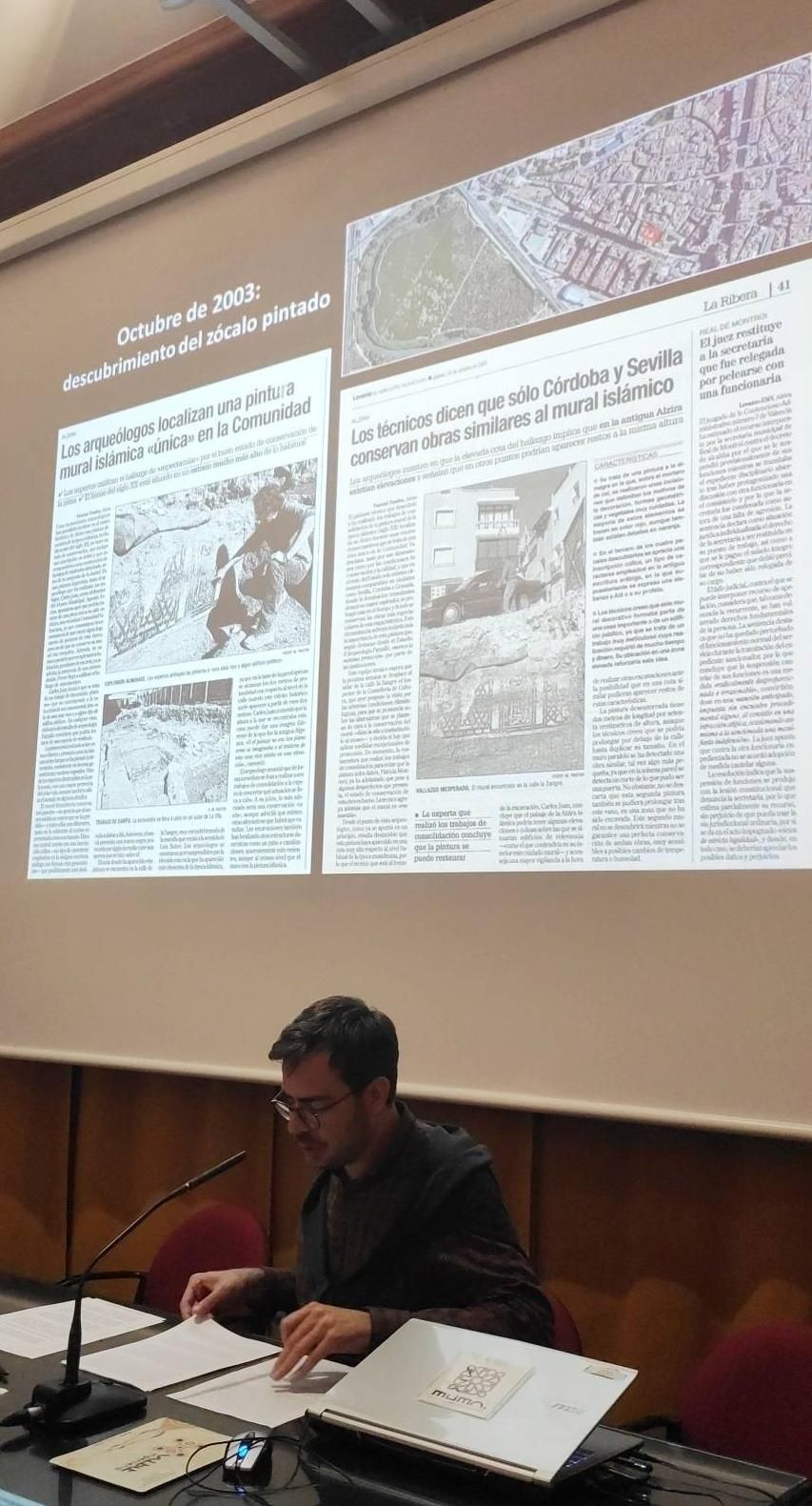 Umberto Bongianino muestra durante su exposició dos informaciones de Levante-EMV sobre el descubrimiento del mural en 2003.