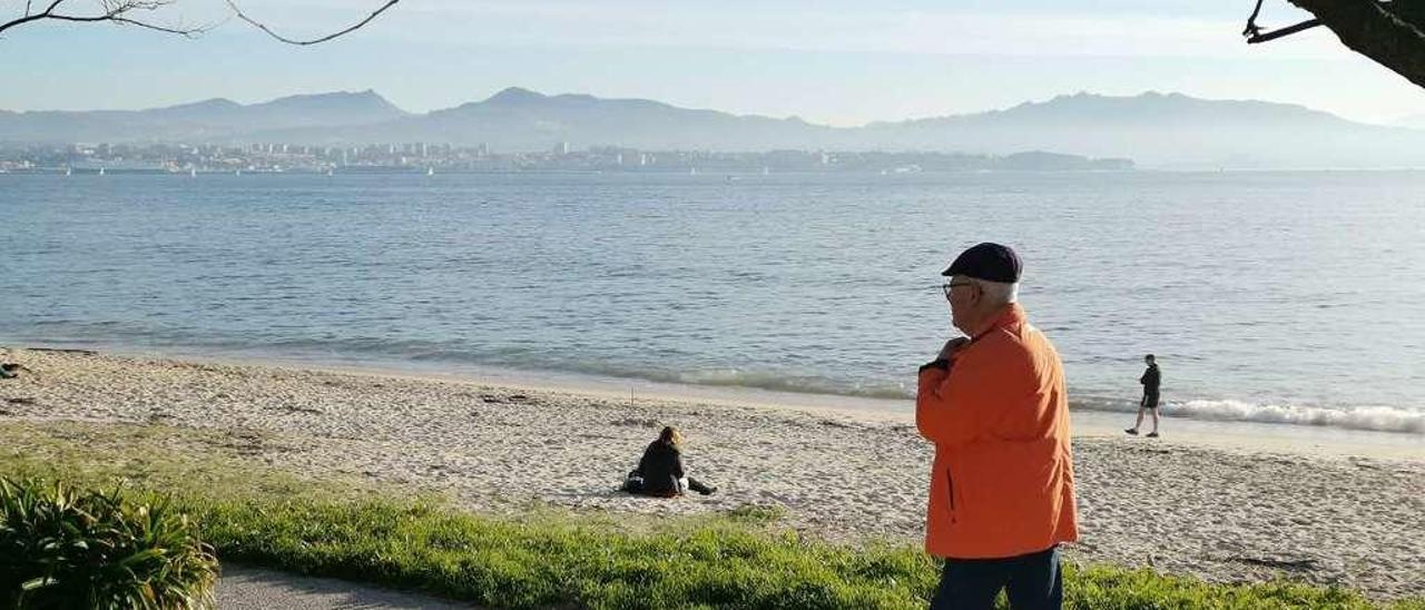 Vecinos paseando por la playa de Rodeira y su entorno, uno de los arenales que optará a la bandera azul en 2020. // Santos Álvarez